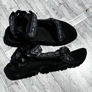 TEVA Sandals black and‎ blue hiking men’s size 10
